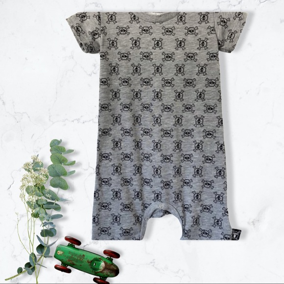 Nununu 🖤🤍 EUC lightweight skulls romper size 0-6m - Picture 1 of 3